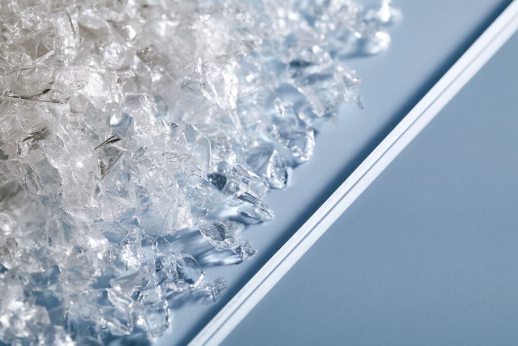 Termoformatura Pet Riciclato E Sostenibilità B2B: L'Ingegneria Dell'Economia Circolare 2 Struttura Microscopica Di Un Polimero Coestruso A-B-A Con Nucleo In Materiale Riciclato.