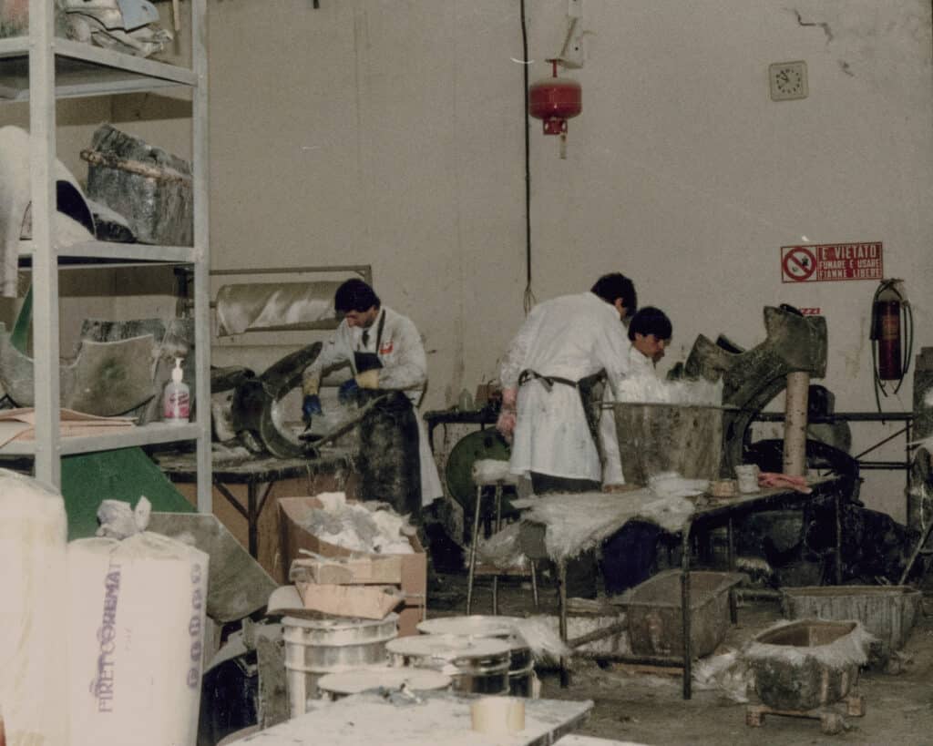 Lavorazione Artigianale Delle Prime Carenature In Vetroresina